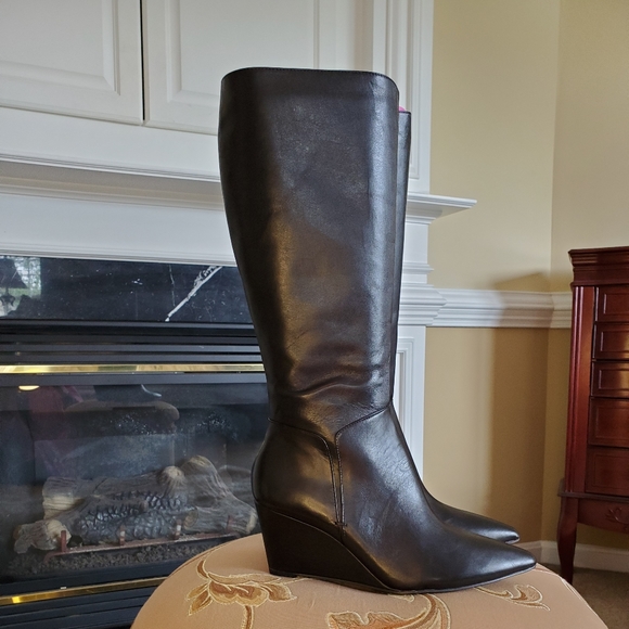 HALSTON Black Wedge Boots. - Picture 1 of 6